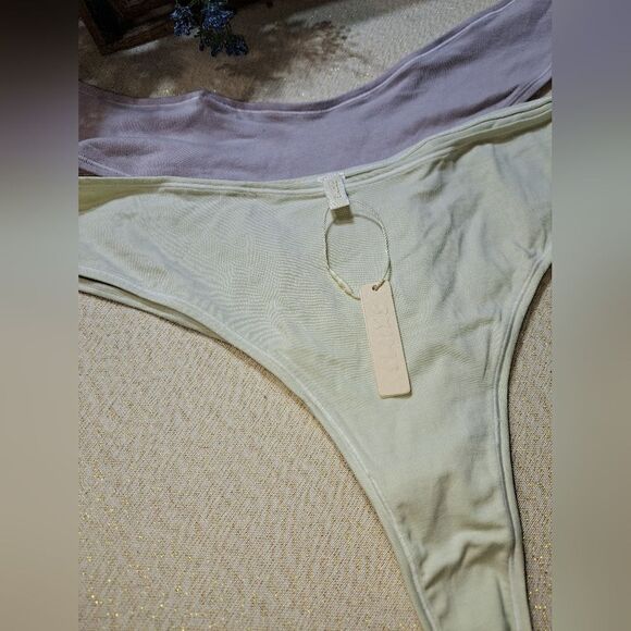 NWT SKIMS THONG - Picture 2 of 16